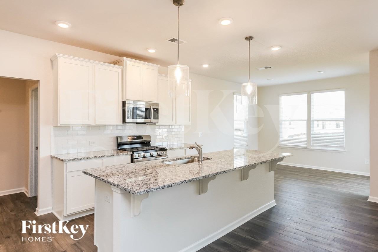 557 Hillpark Ln - Photo 6 of 15