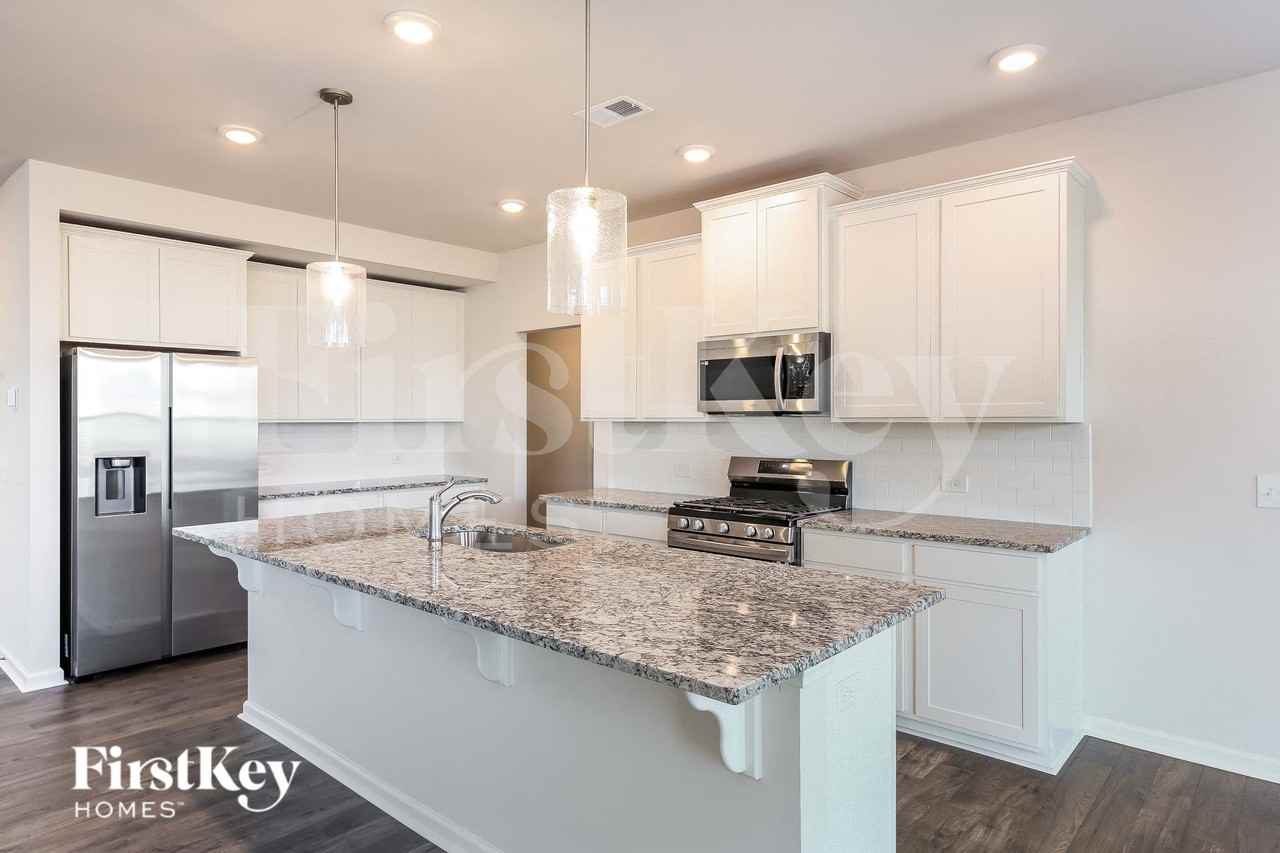 557 Hillpark Ln - Photo 7 of 15