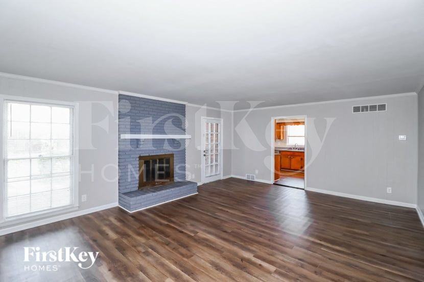 5130 Kingswood Cir - Photo 3 of 15