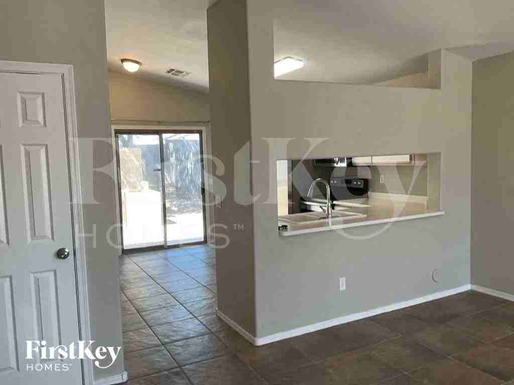 1338 W Mesquite Ave - Photo 3 of 10