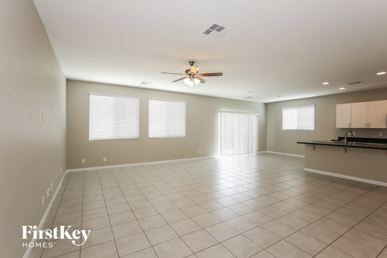 4551 Wyncrest Ave - Photo 3 of 15