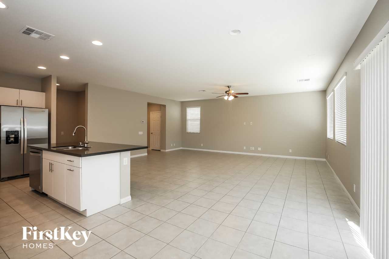 4551 Wyncrest Ave - Photo 5 of 15