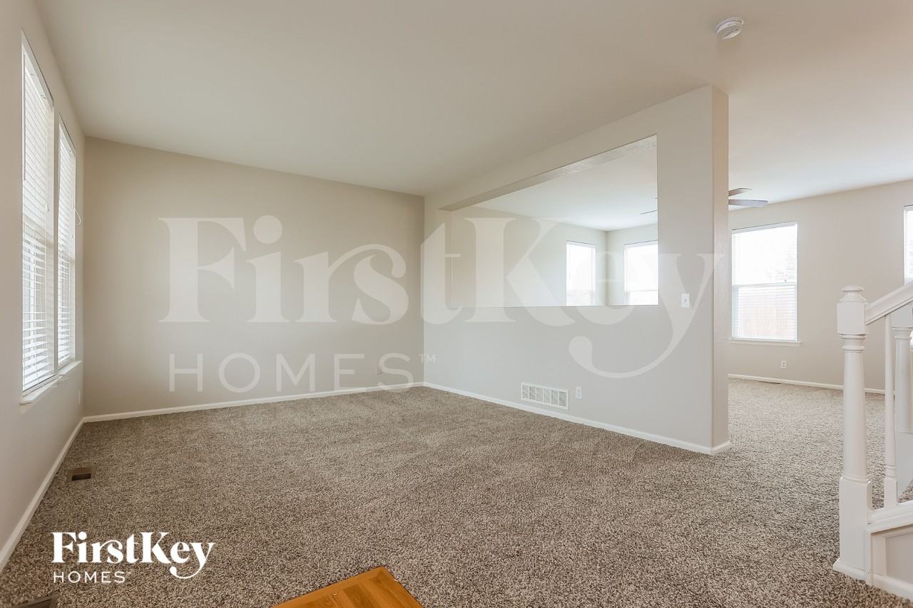 13827 Ivanhoe St - Photo 2 of 15