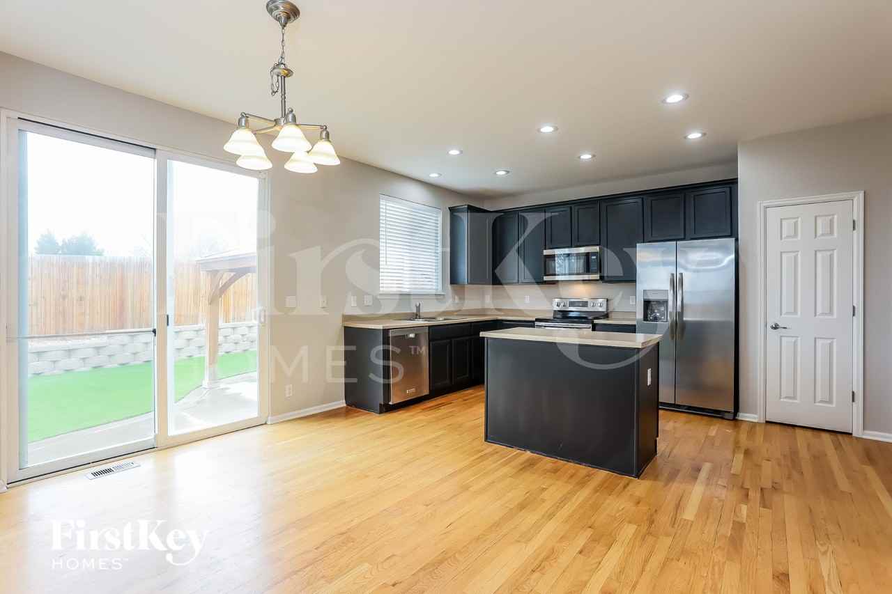 13827 Ivanhoe St - Photo 5 of 15
