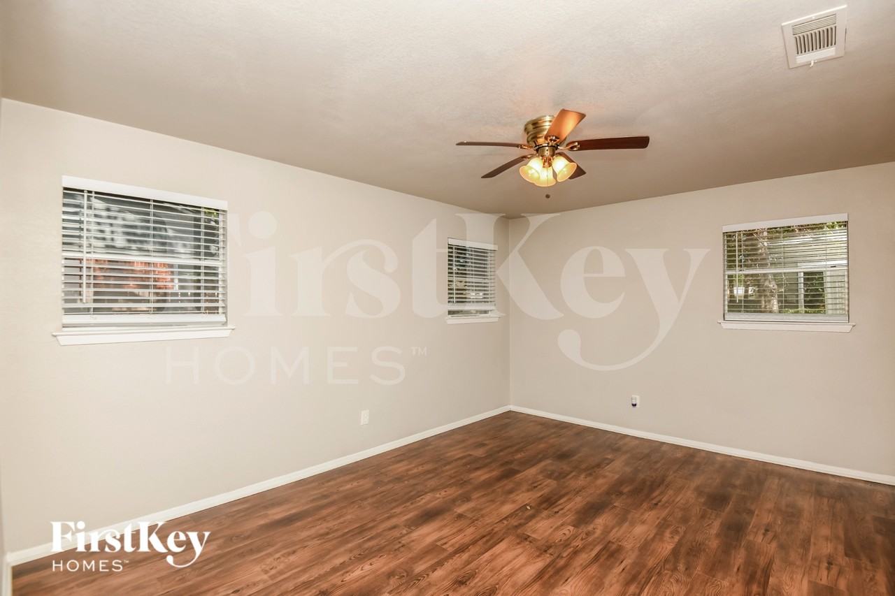 600 Nw Chisholm Rd - Photo 7 of 15