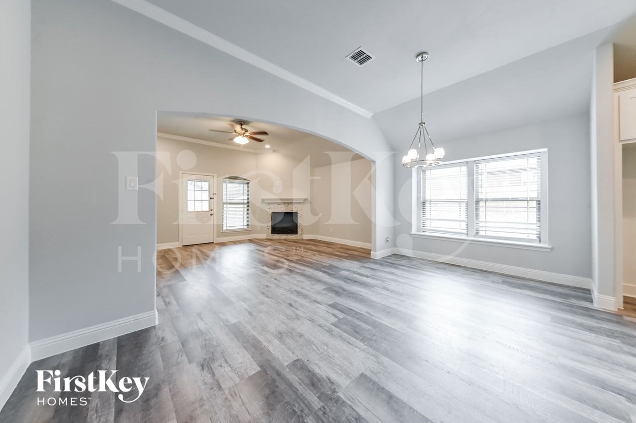 6014 Kemrock Dr - Photo 4 of 16