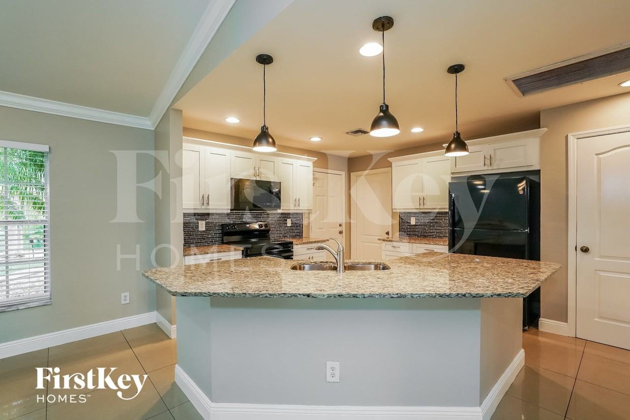 2503 33rd St Sw - Photo 5 of 16