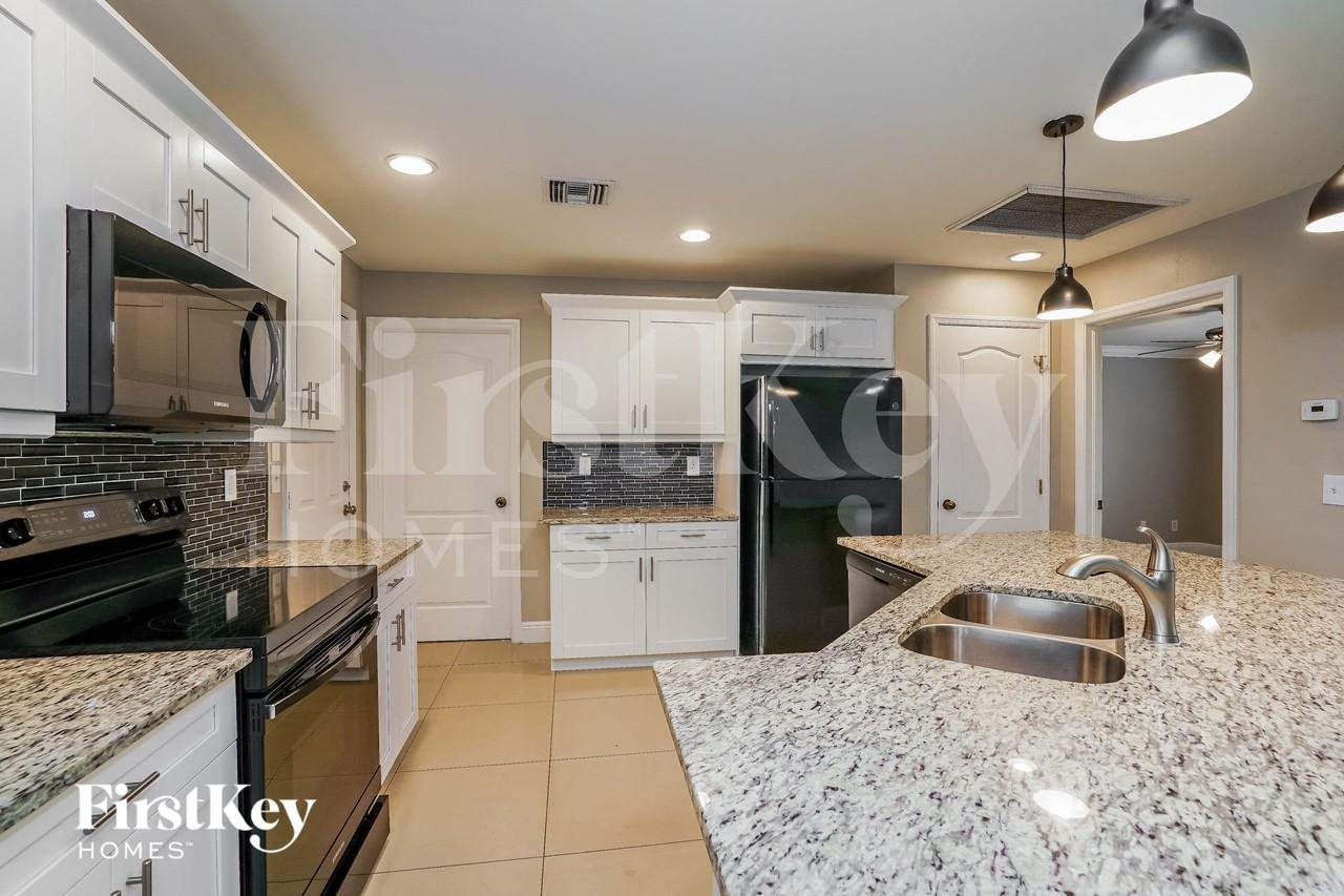 2503 33rd St Sw - Photo 6 of 16