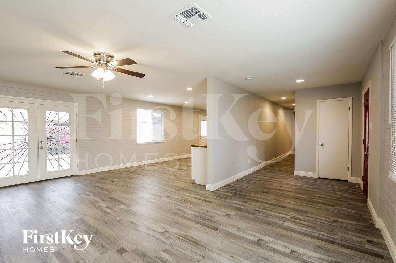 5361 N 61st Dr - Photo 3 of 15