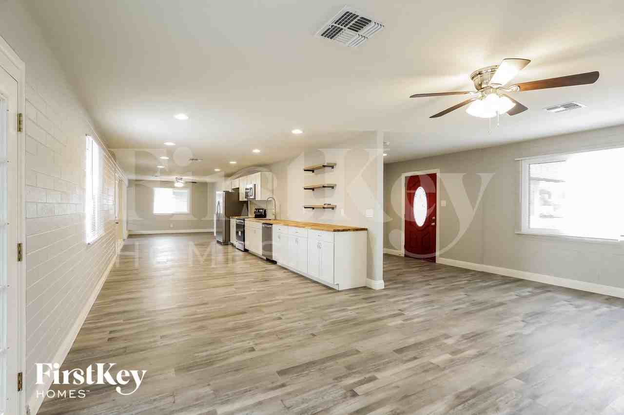 5361 N 61st Dr - Photo 4 of 15