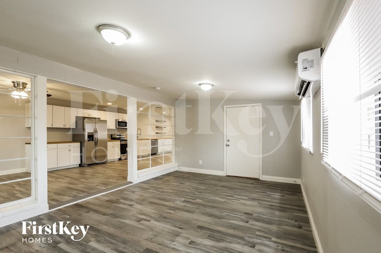 5361 N 61st Dr - Photo 5 of 15