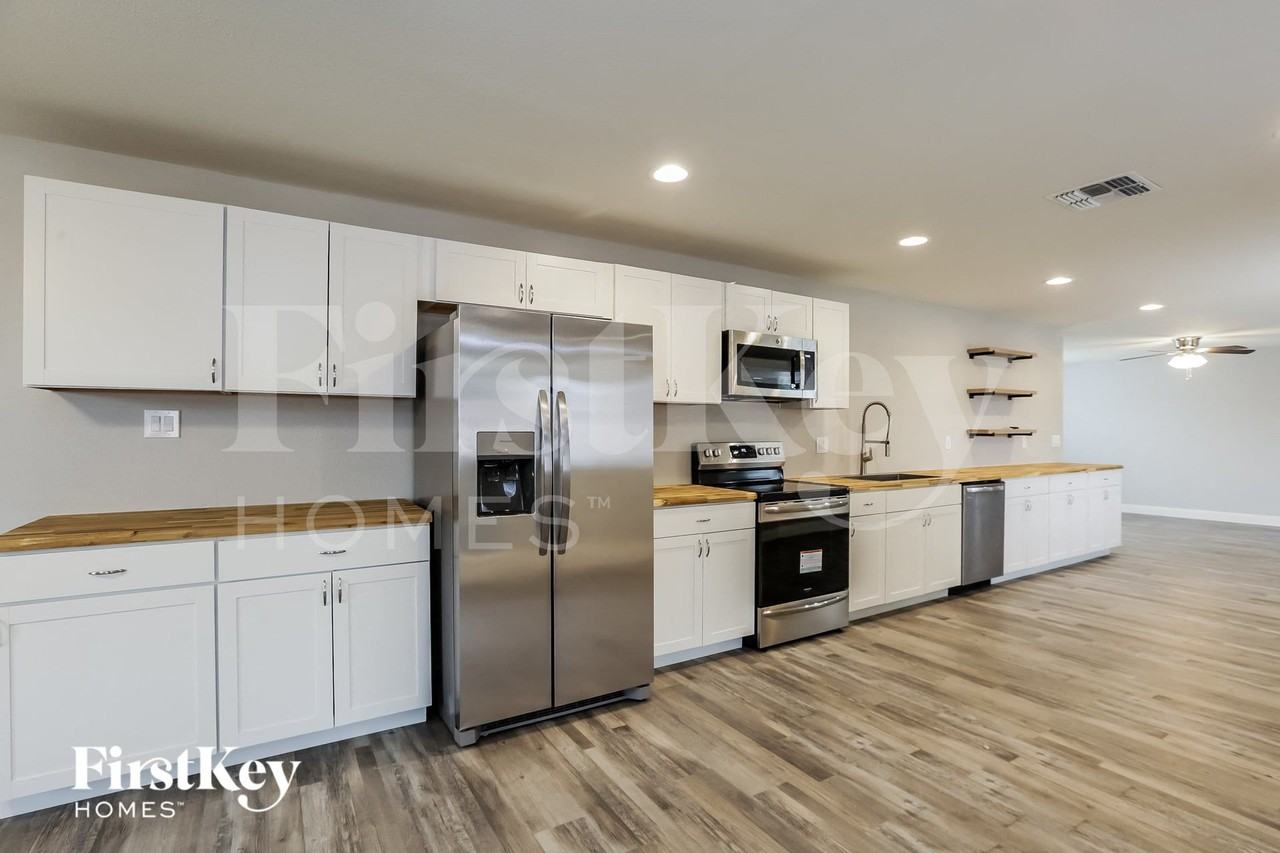 5361 N 61st Dr - Photo 6 of 15