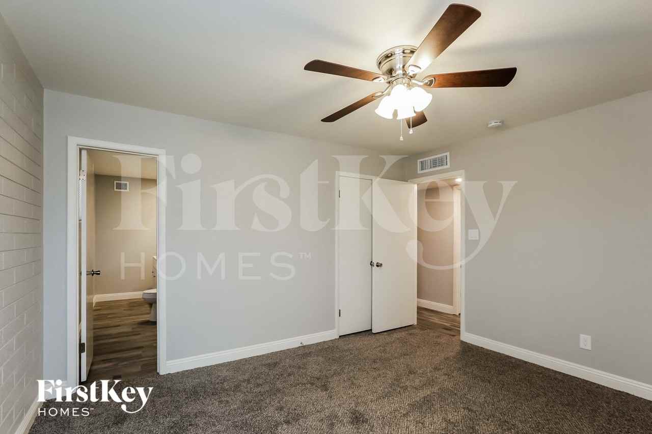 5361 N 61st Dr - Photo 7 of 15