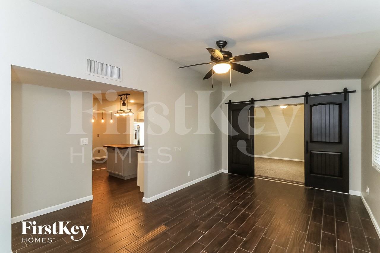 2206 E Arbor Cir - Photo 2 of 15