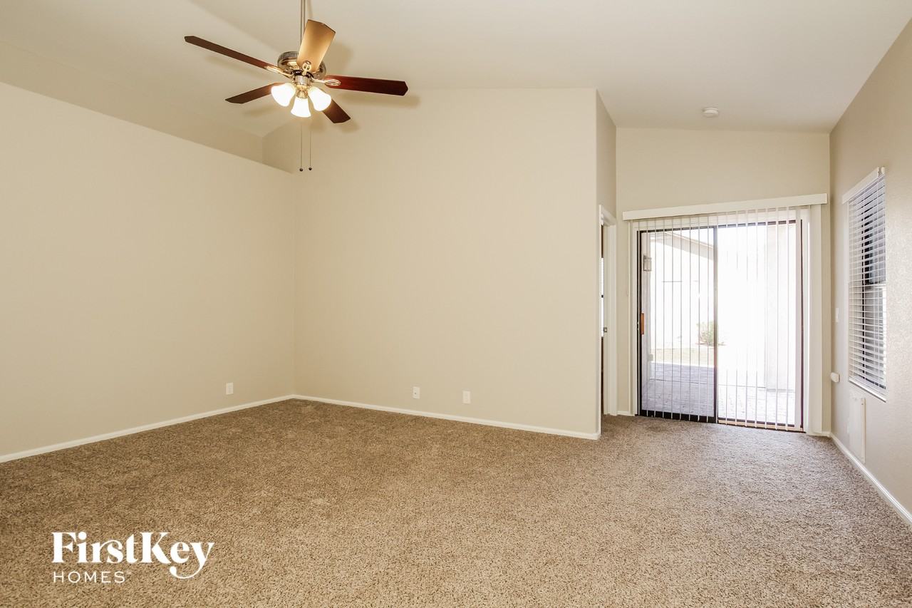 8764 W Laurel Ln - Photo 3 of 15