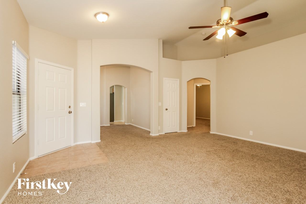 8764 W Laurel Ln - Photo 4 of 15