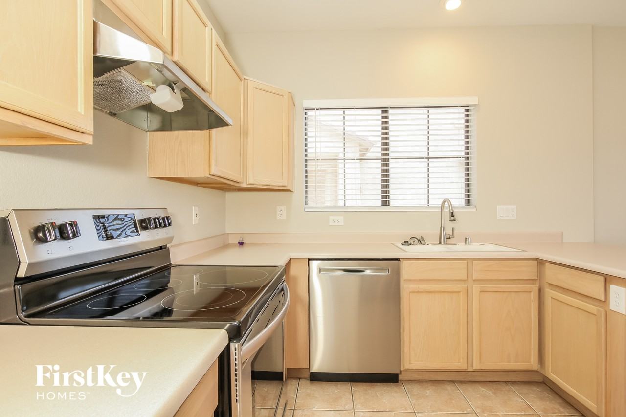 8764 W Laurel Ln - Photo 5 of 15