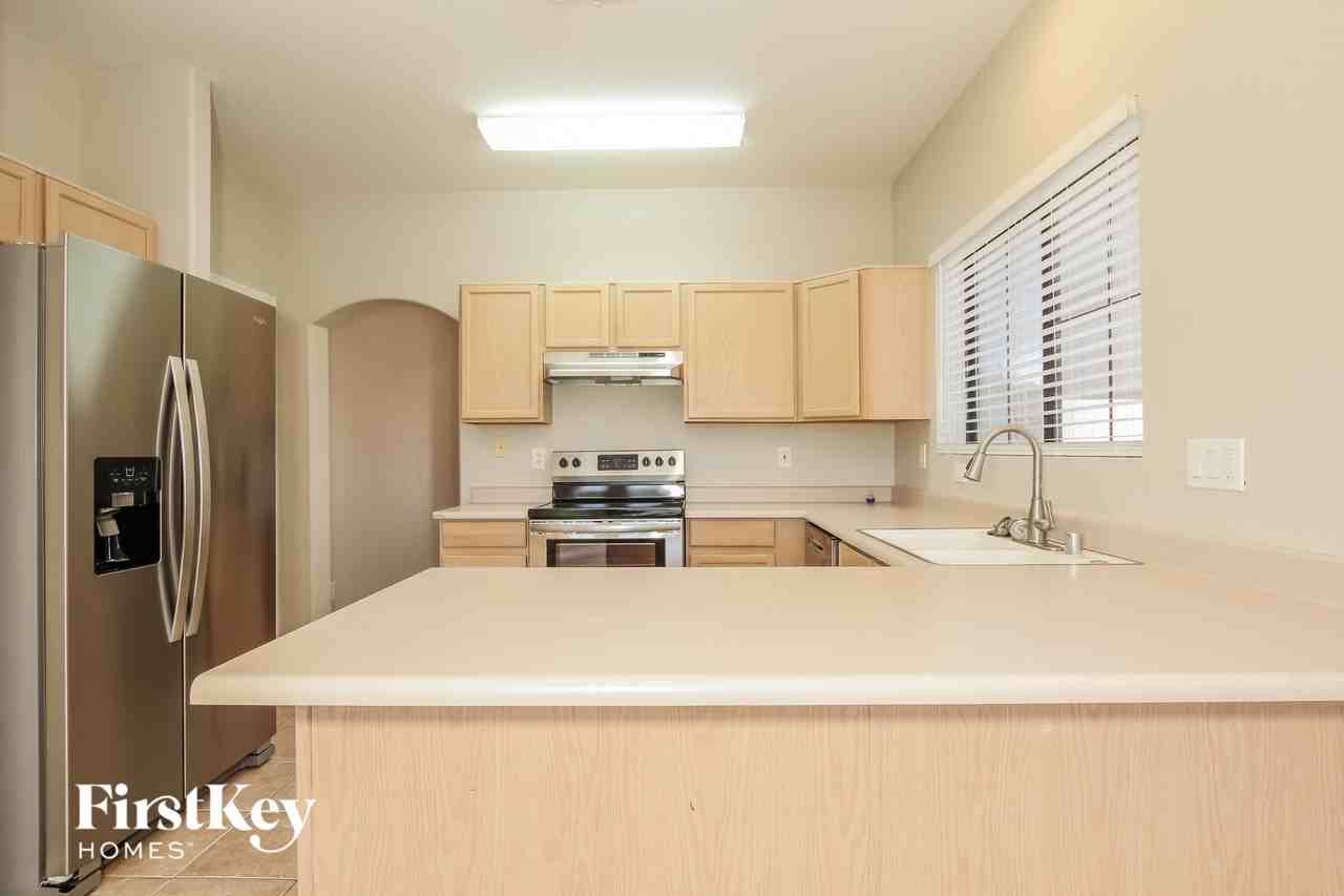 8764 W Laurel Ln - Photo 6 of 15