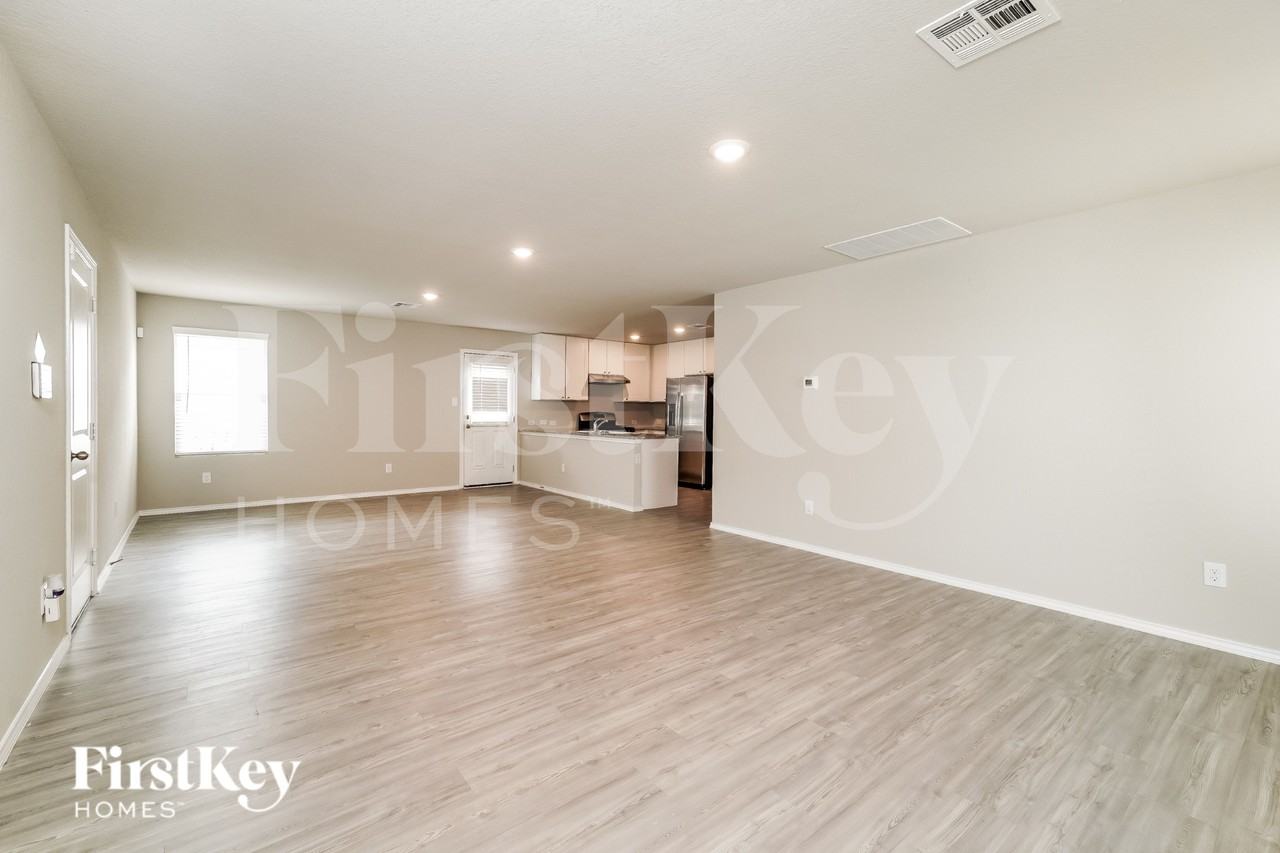 10786 Prusiner Dr - Photo 3 of 18