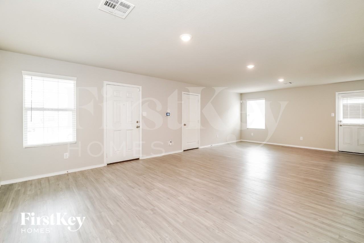 10786 Prusiner Dr - Photo 5 of 18