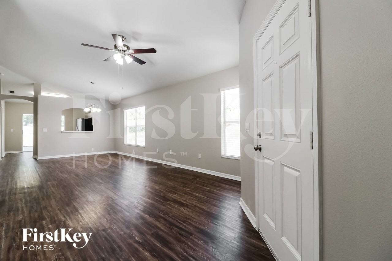 905 Lake Shore Ranch Dr - Photo 3 of 16