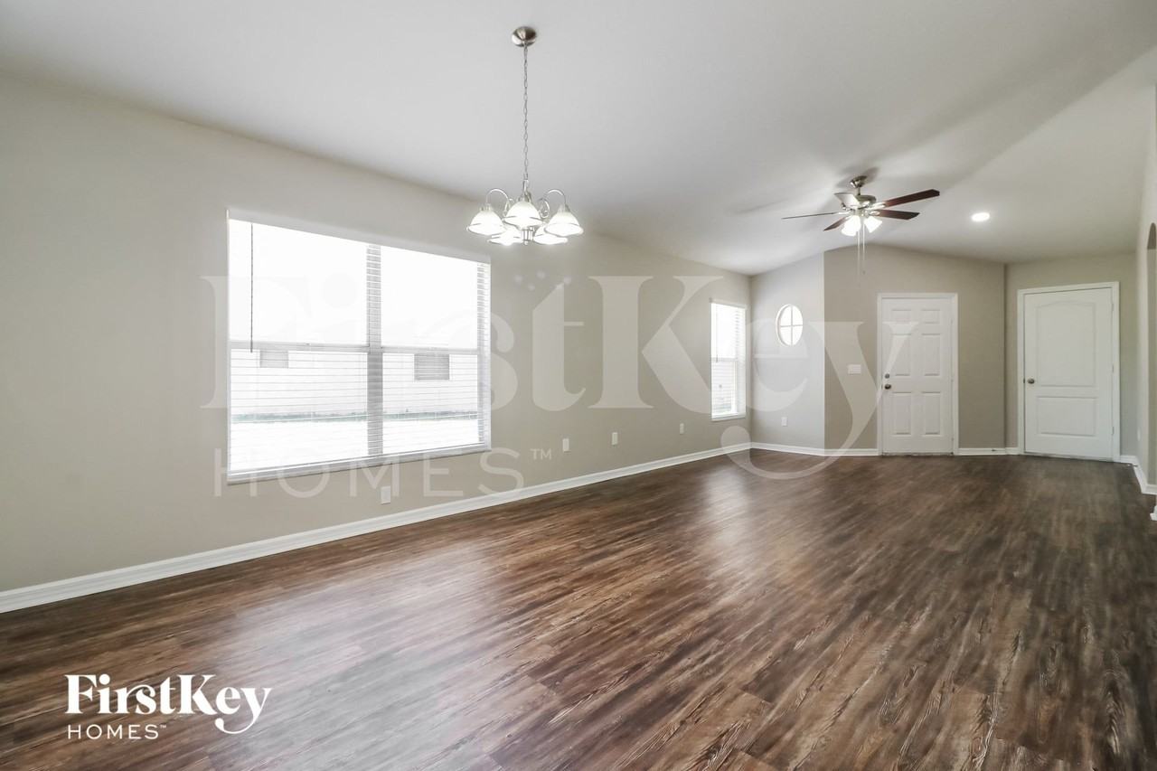 905 Lake Shore Ranch Dr - Photo 4 of 16