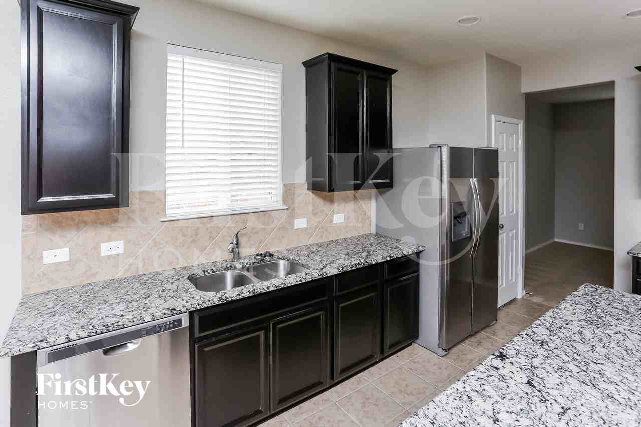 2042 Avondown Rd - Photo 4 of 16