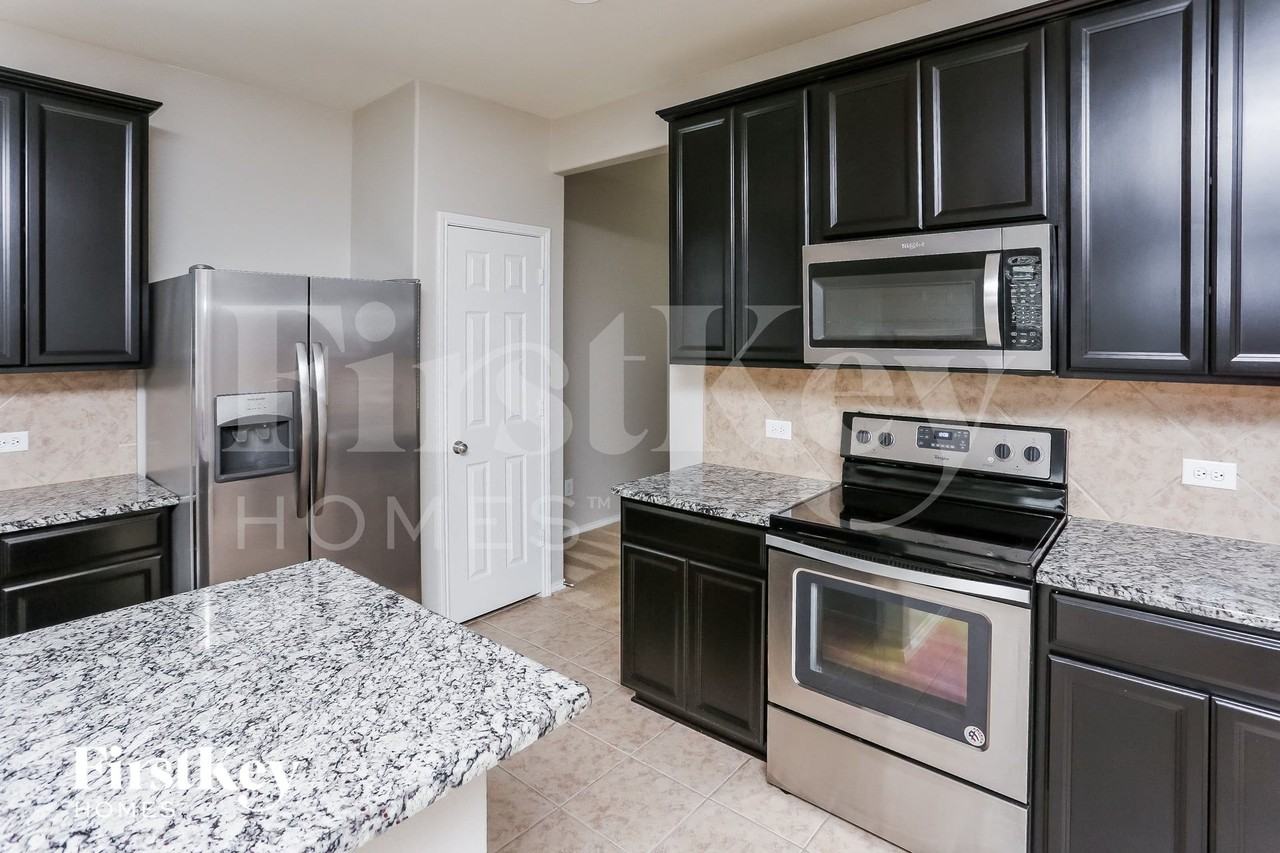 2042 Avondown Rd - Photo 5 of 16