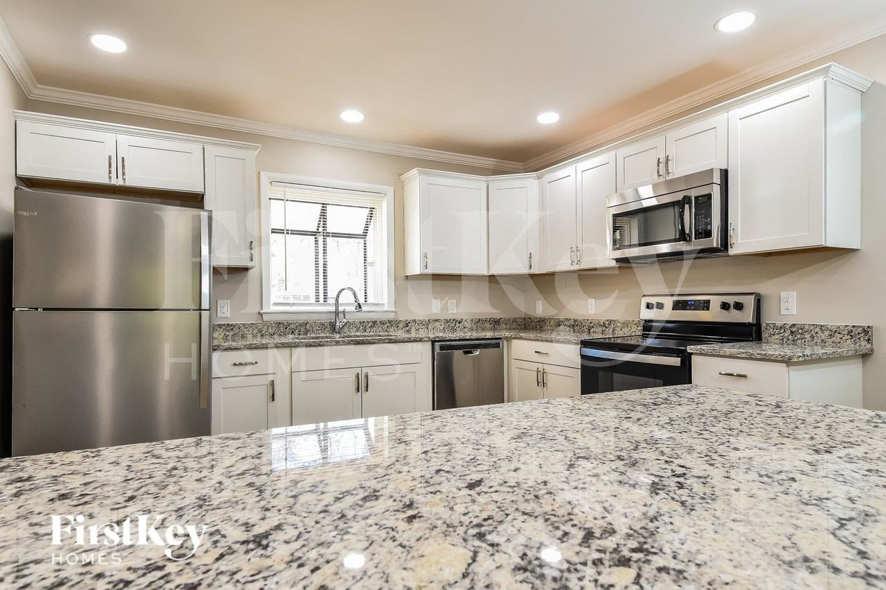 2703 Wynnewood Dr - Photo 4 of 15