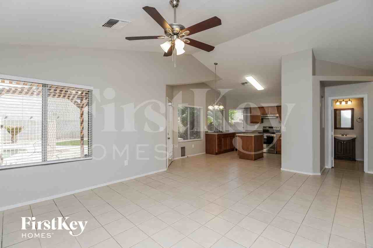 934 E Elgin St - Photo 2 of 15