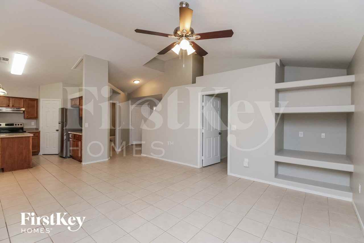 934 E Elgin St - Photo 3 of 15