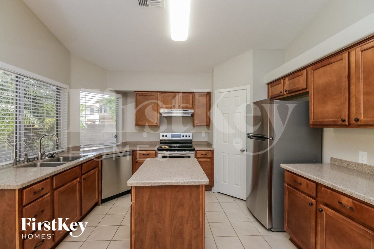934 E Elgin St - Photo 4 of 15
