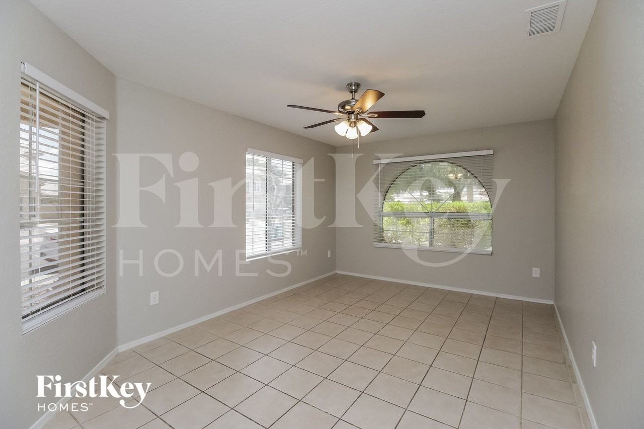 934 E Elgin St - Photo 5 of 15