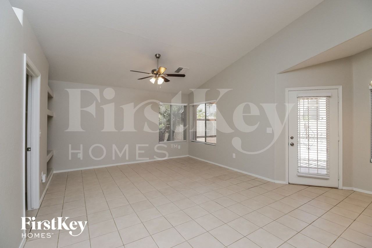 934 E Elgin St - Photo 6 of 15