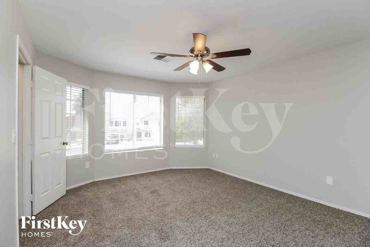 934 E Elgin St - Photo 7 of 15