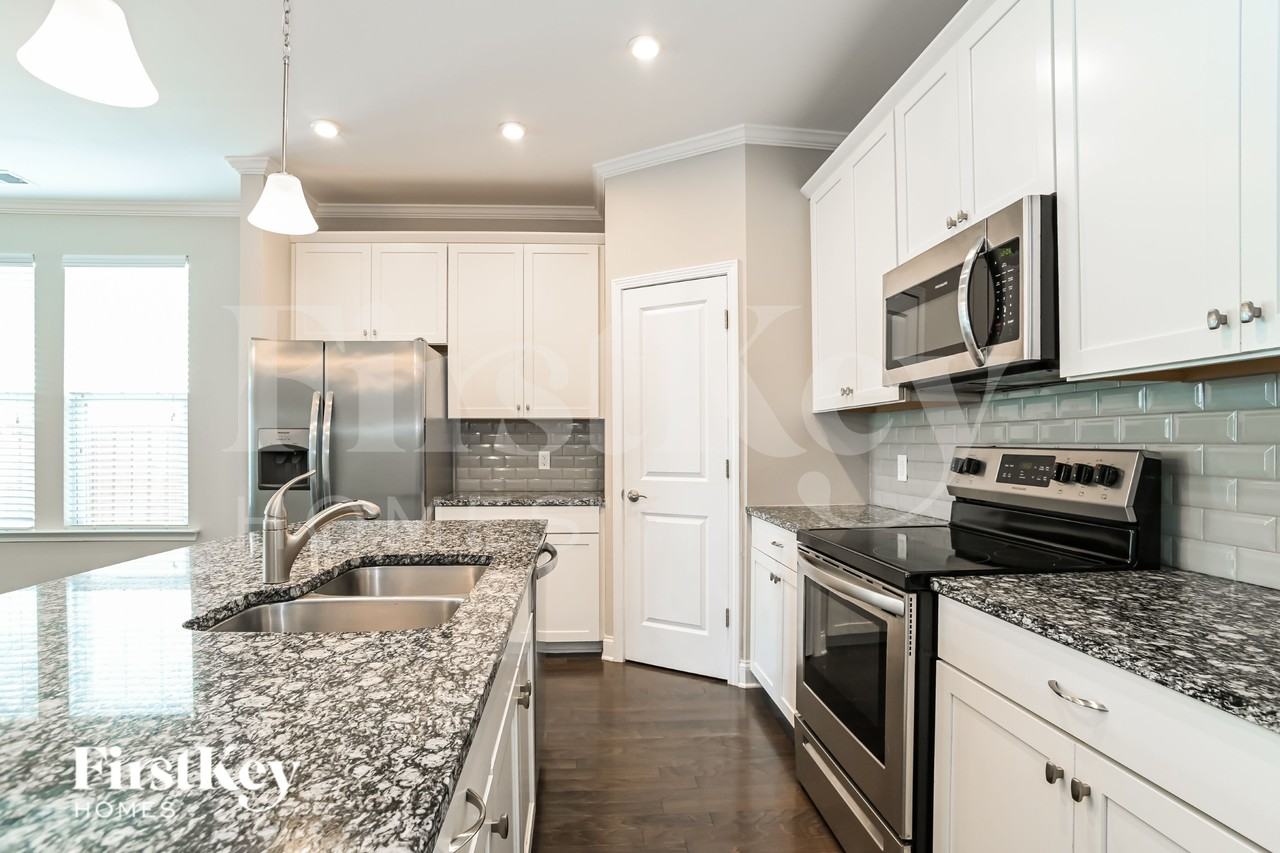 112 Keats Aly - Photo 7 of 16
