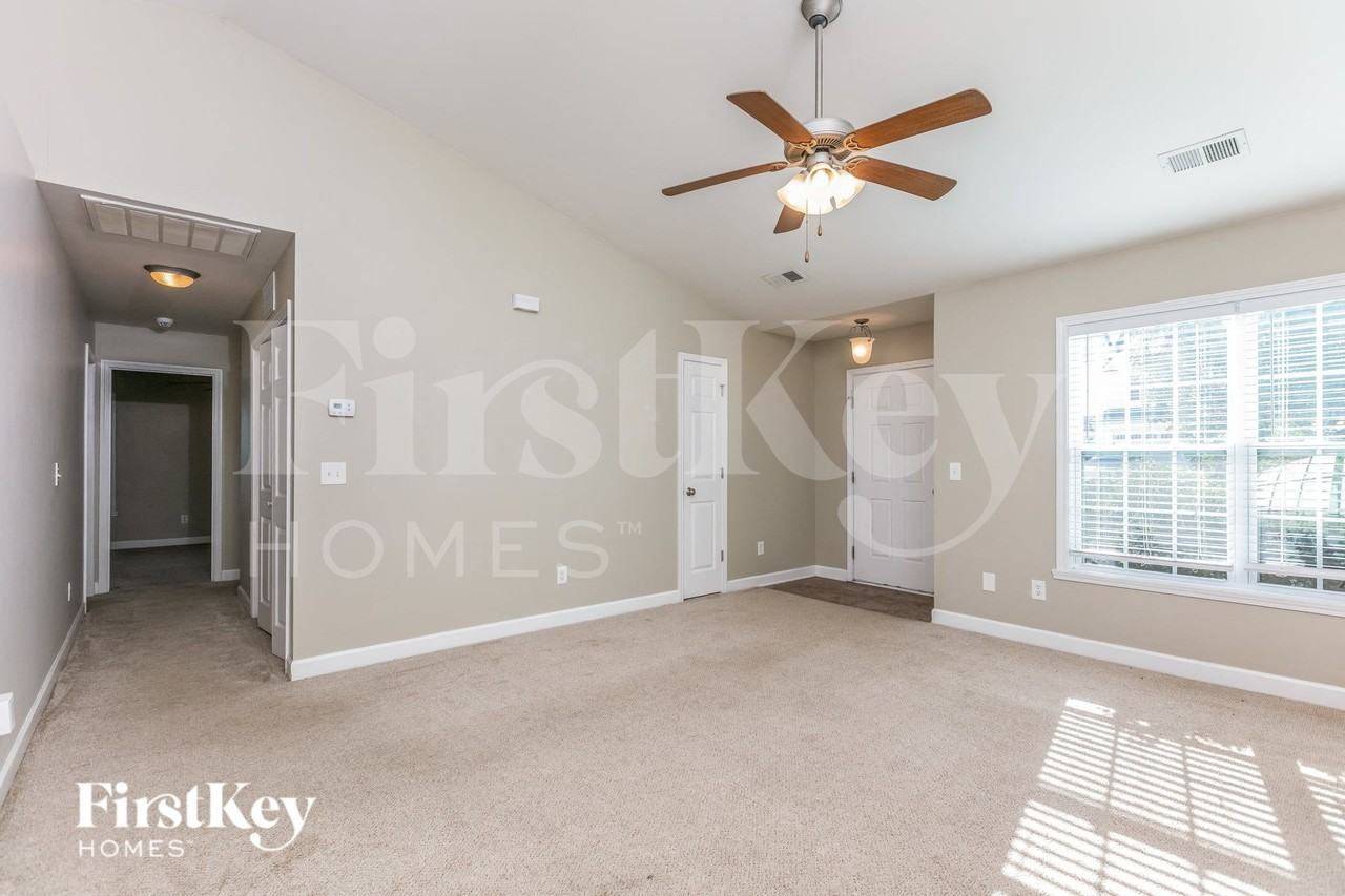 5810 Sycamore Glen Rd - Photo 4 of 15