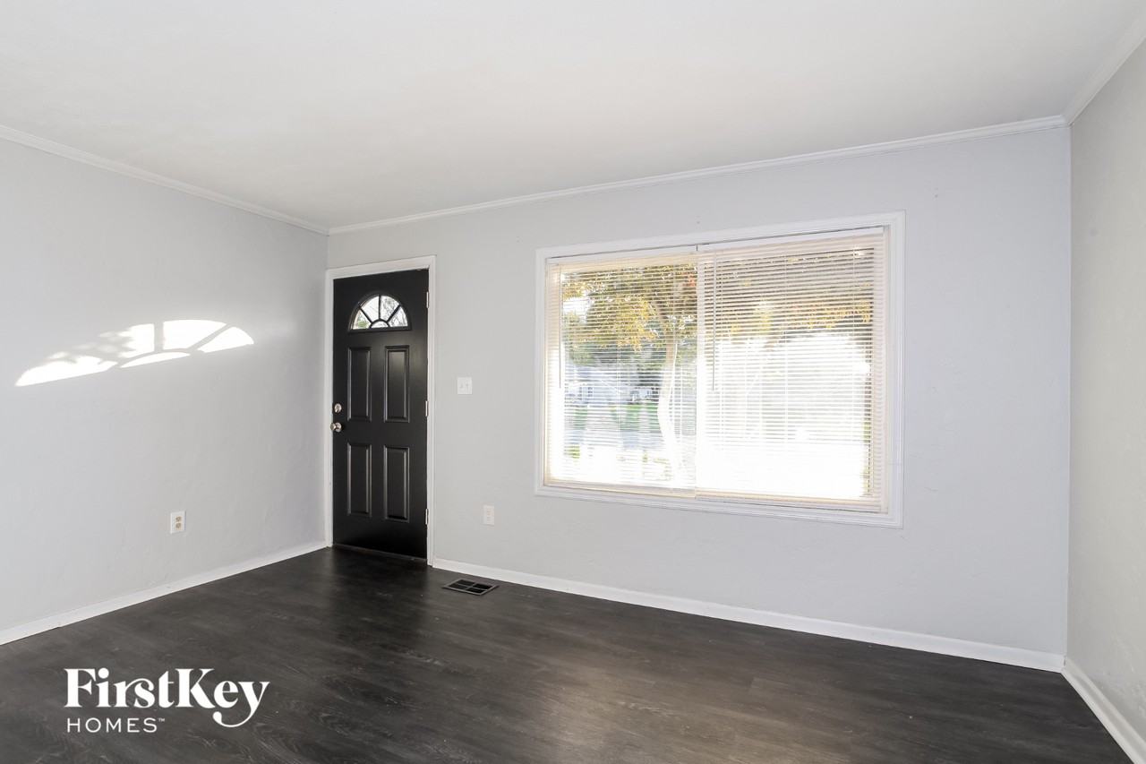 4880 Hardell Dr - Photo 4 of 15