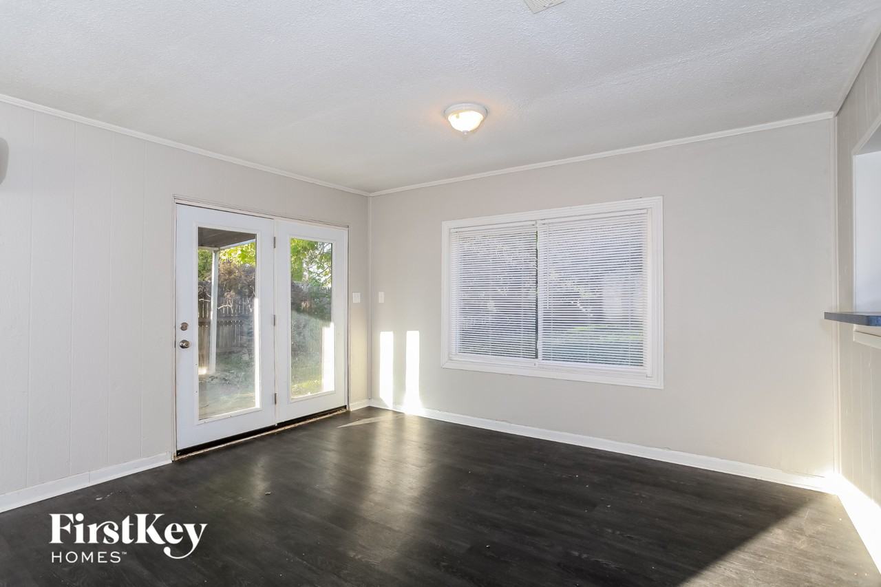 4880 Hardell Dr - Photo 5 of 15