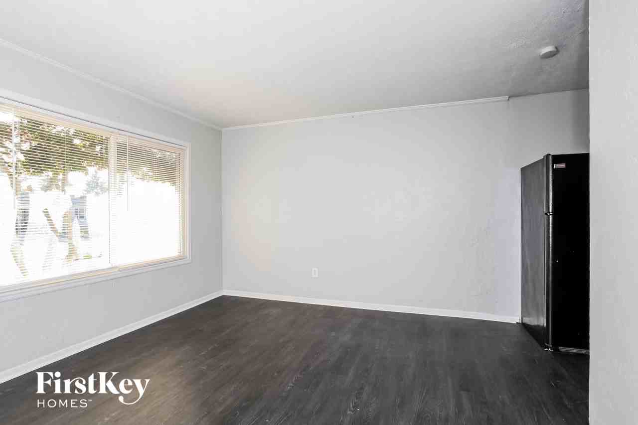 4880 Hardell Dr - Photo 6 of 15
