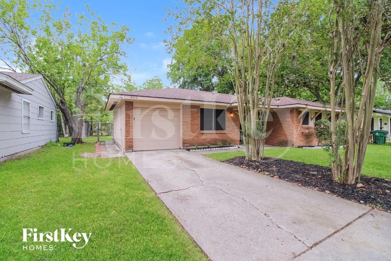 4415 Akard St - Photo 2 of 16