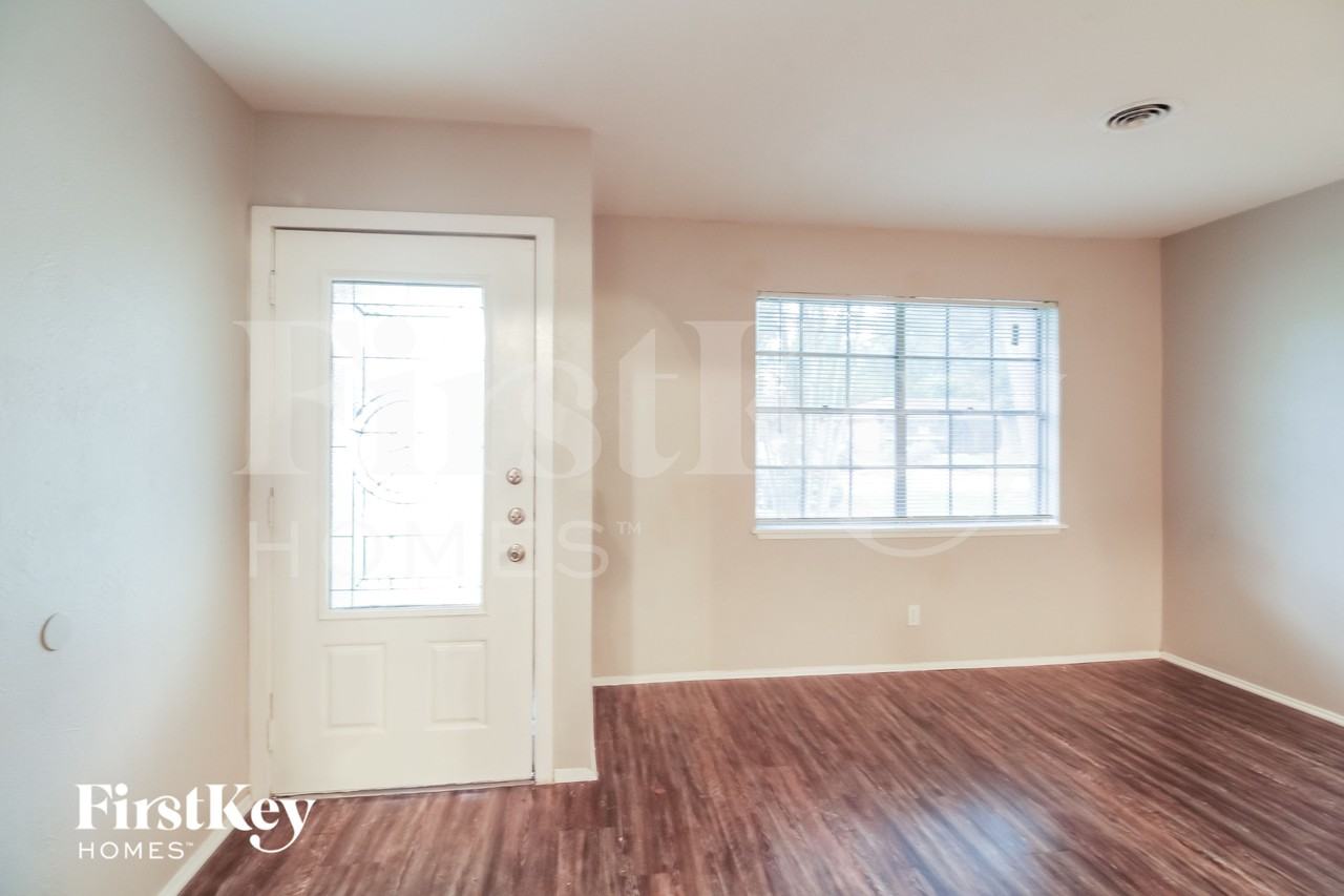 4415 Akard St - Photo 3 of 16