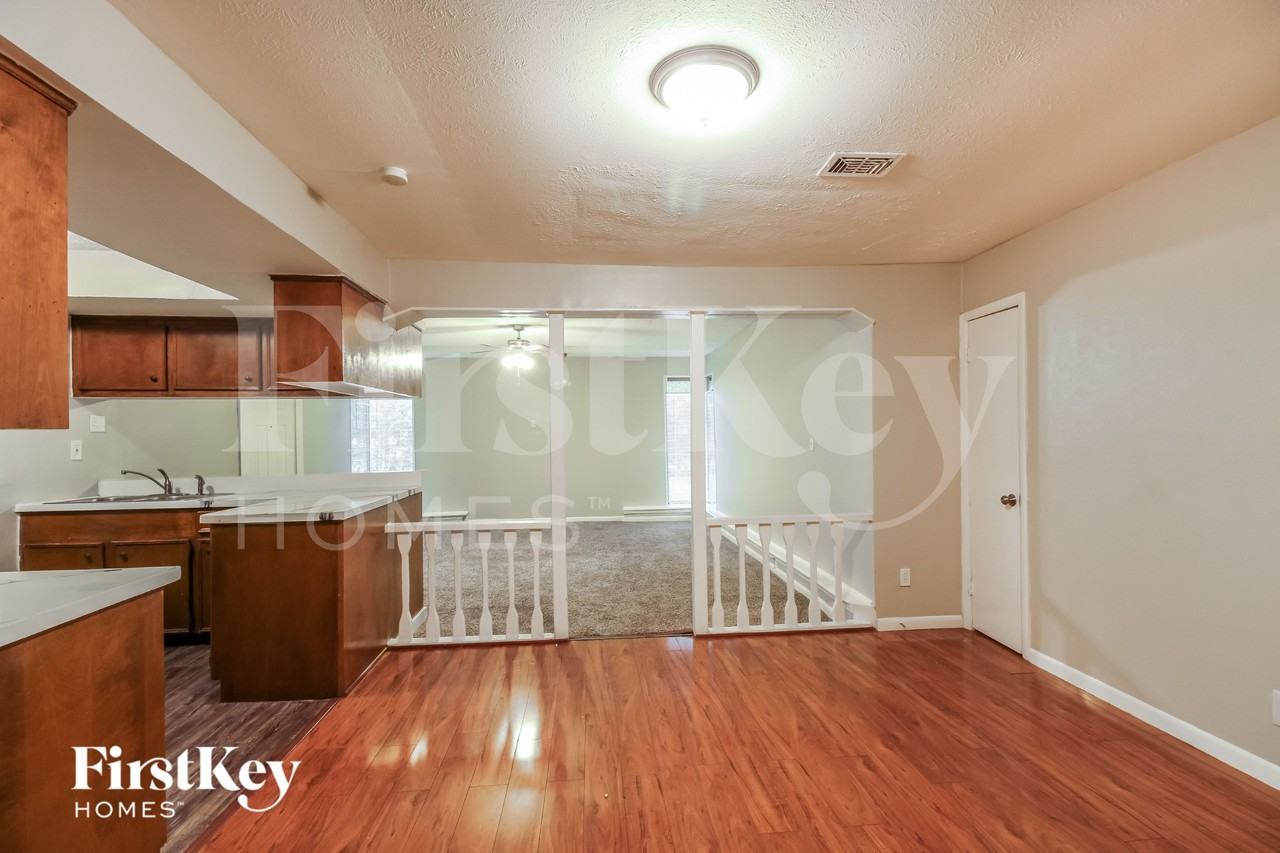 4415 Akard St - Photo 4 of 16