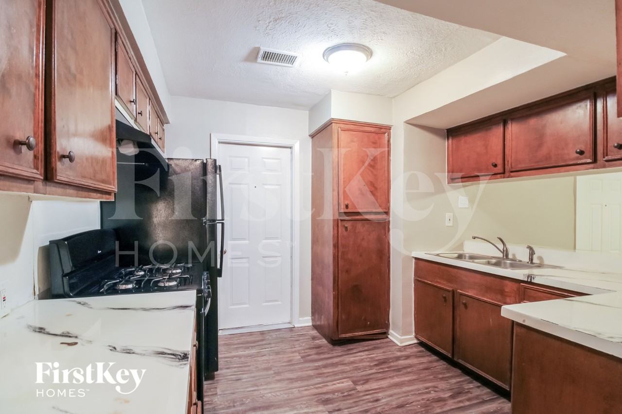 4415 Akard St - Photo 5 of 16