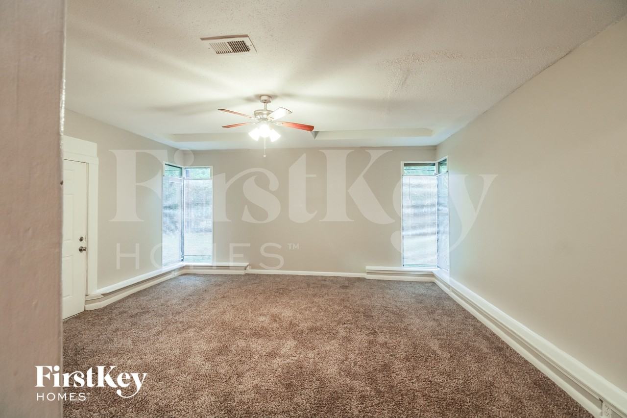 4415 Akard St - Photo 6 of 16