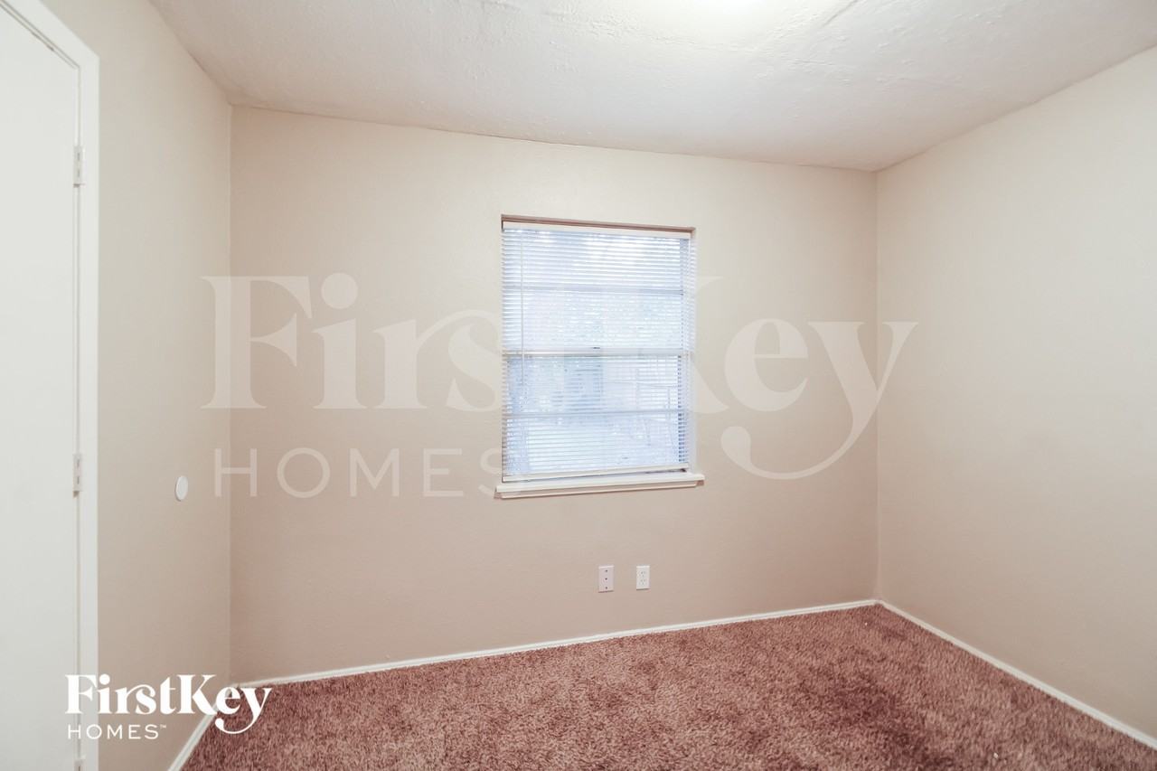 4415 Akard St - Photo 7 of 16