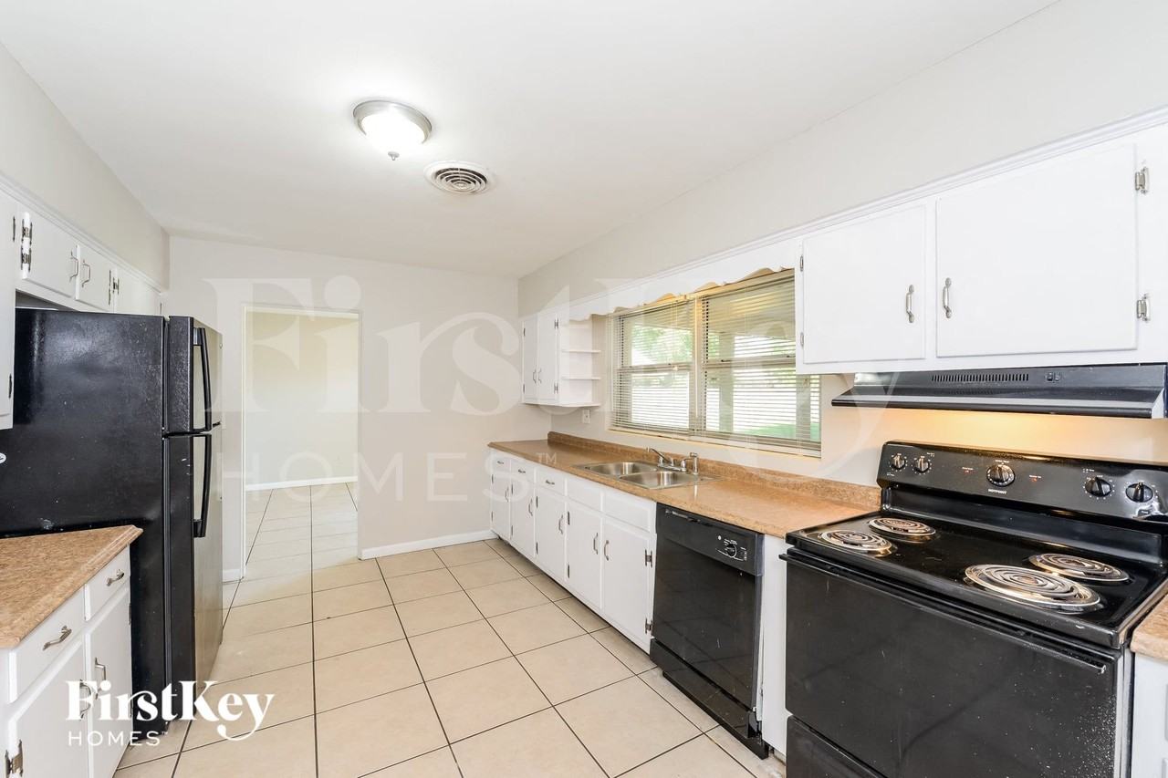 427 S Main St - Photo 6 of 16