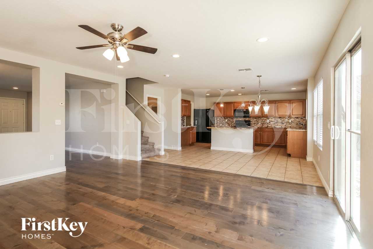 3006 W Pollack St - Photo 4 of 17