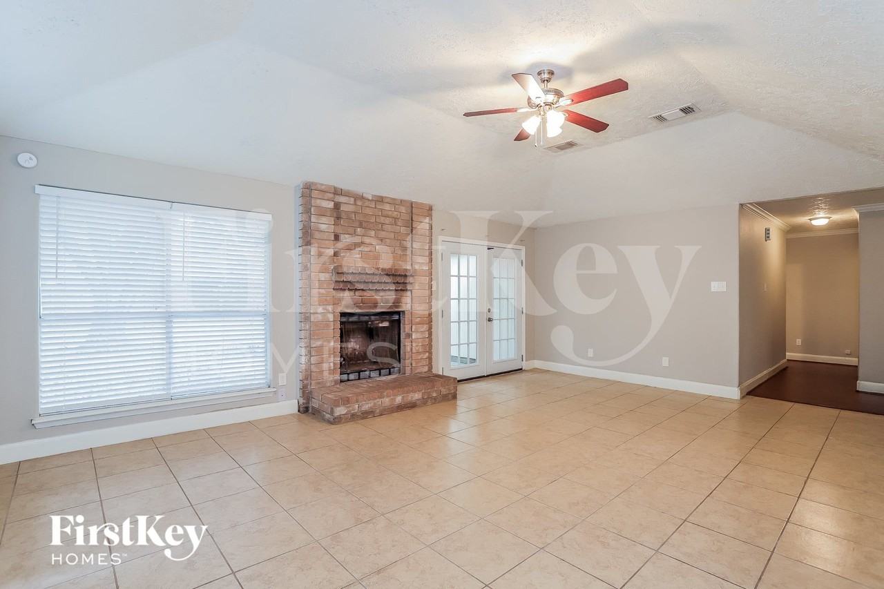 2922 Laurelridge Dr - Photo 2 of 16
