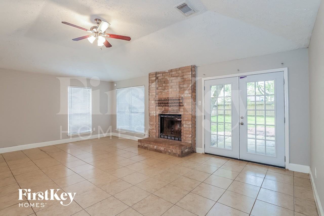 2922 Laurelridge Dr - Photo 3 of 16